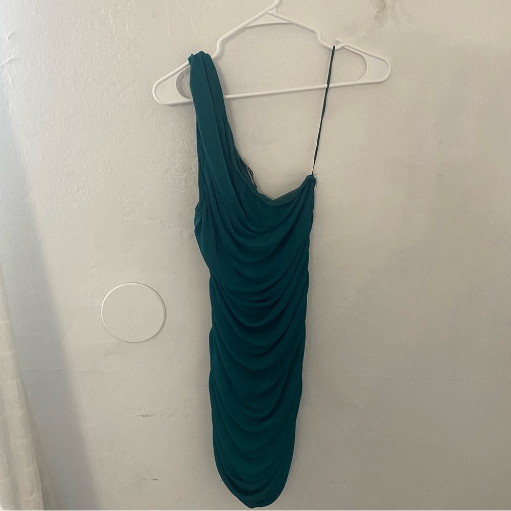 princess polly green one shoulder dress 

#princesspolly #green #oneshoulder